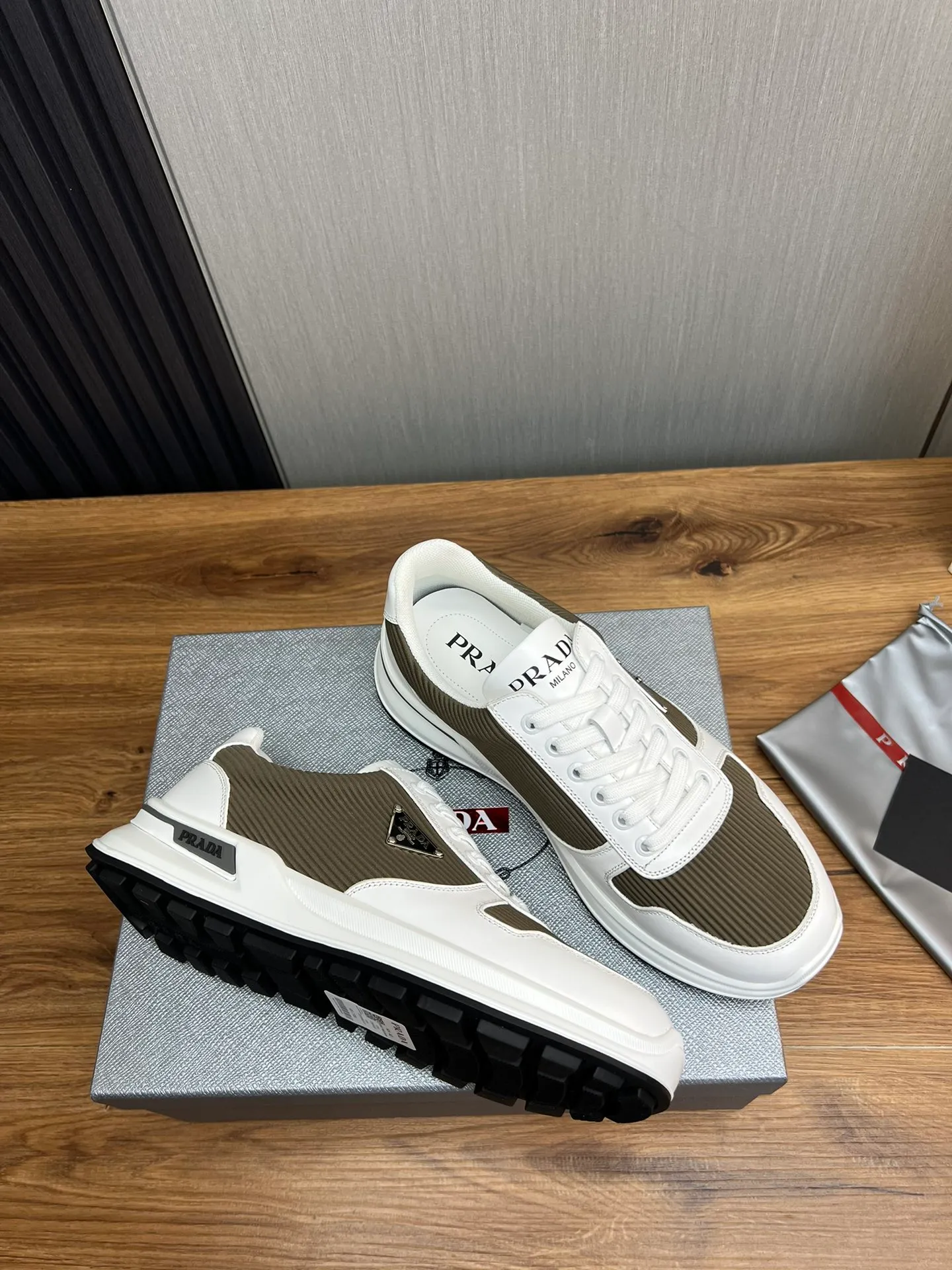 Men's shoes 💰580💰 [PRADA] Men's shoes are popular in the counter, official website is synchronized, 1 high-quality shipment ✔️Original cowhide stitching mesh + cowhide lining, 1🆚1 replica, original original bottom, 38-45 (45 customized, non-refundable)